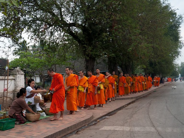 Mönche in Laos beim Almosengang