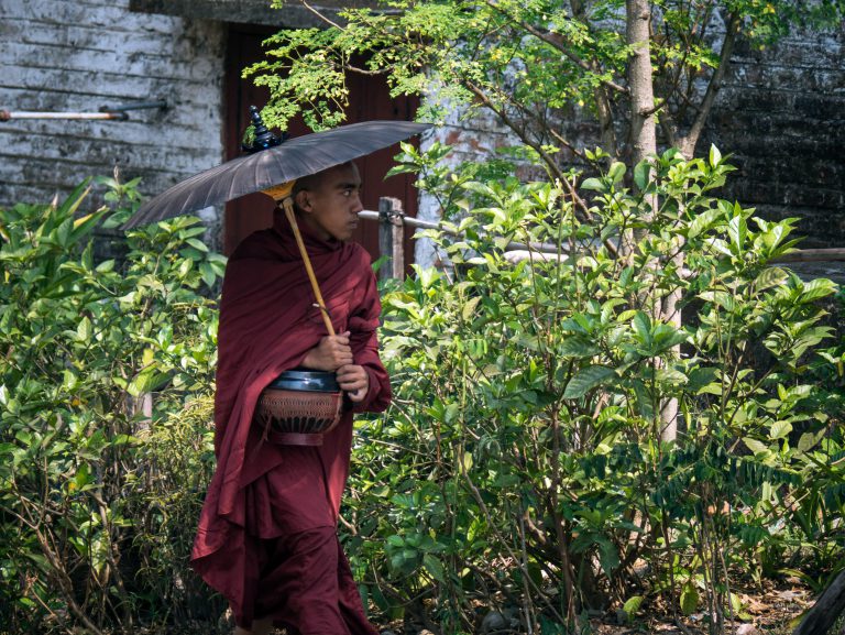 Mönch in Myanmar, Almosengang