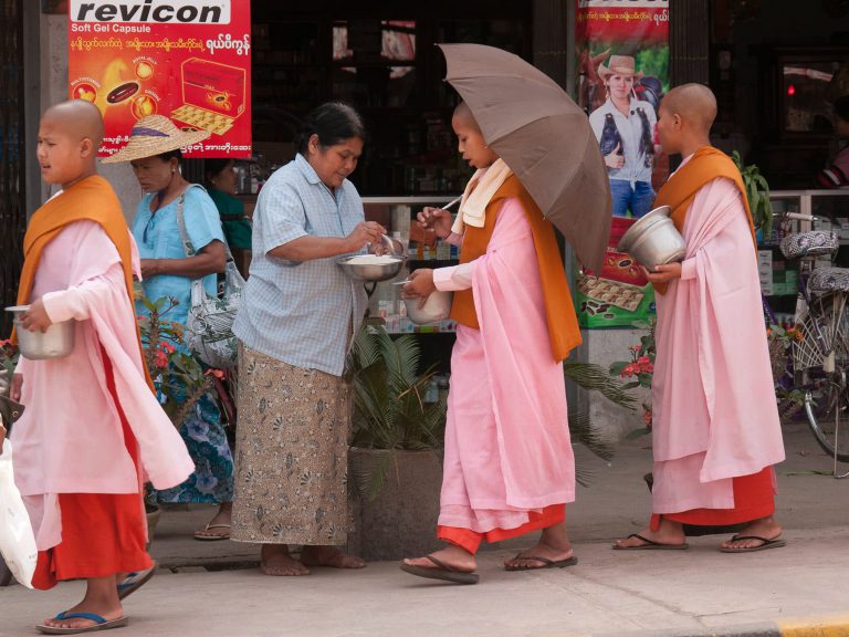 Nonnen in Myanmar beim Almosengang