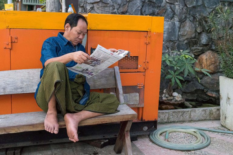 Zeitungsleser in Myanmar