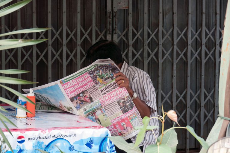 Zeitungsleser in Thailand