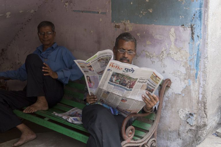 Zeitungsleser in Indien
