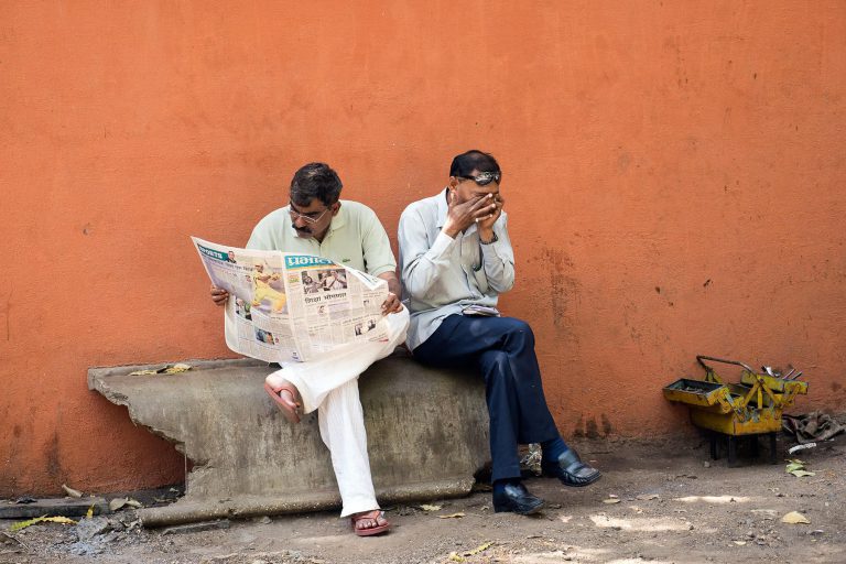 Zeitungsleser in Indien