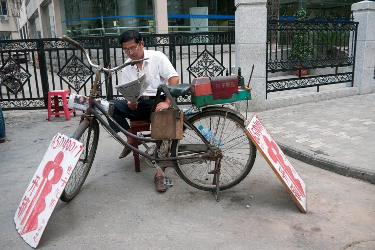 Zeitungsleser in China
